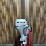 2000 Honda BF8SRU outboard engine.